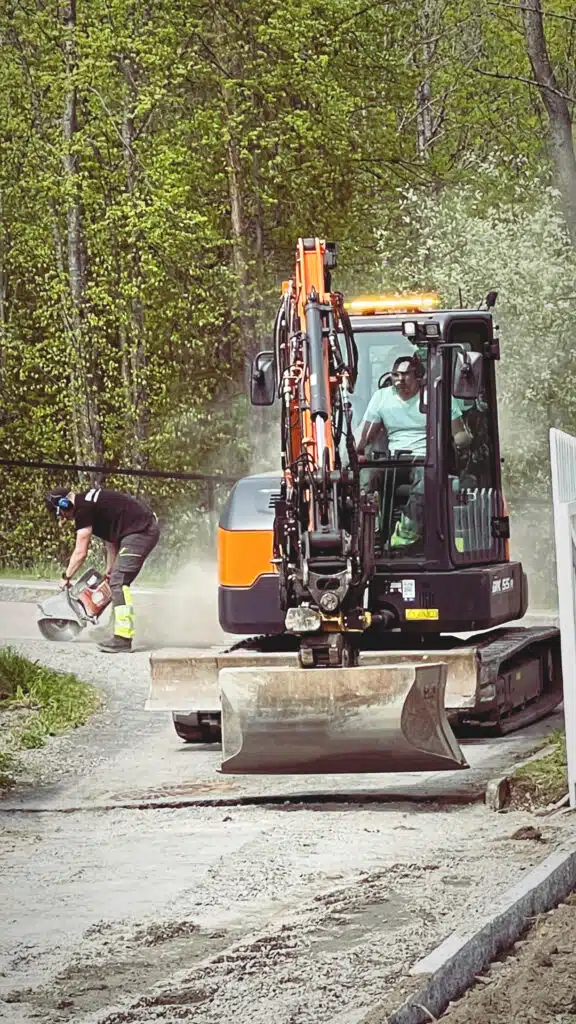 Gravemaskin fra TH Landskap i arbeid – Graveentreprenør og anleggsgartner i Skien, Porsgrunn, Grenland, Bamble og Stathelle